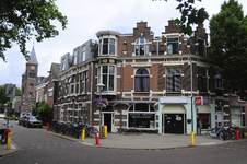 904391 Gezicht op de hoek van de Bollenhofsestraat (links) en de Poortstraat te Utrecht, met in het midden het pand van ...